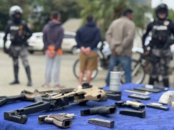 El armamento decomisado quedó bajo custodia de la Policía y los detenidos a órdenes judiciales.
