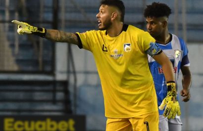 El arquero Brian Heras en un partido con Delfín en el estadio Jocay.