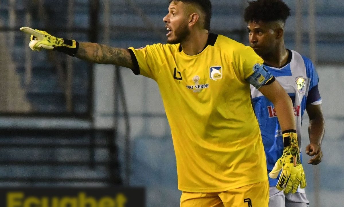 El arquero Brian Heras en un partido con Delfín en el estadio Jocay.