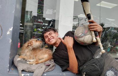 El artista callejero "Dona" cautiva en los semáforos de Santo Domingo con sus malabares y su fiel perra, llamada Desastre