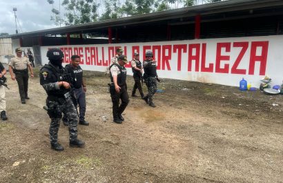 El ataque armado, perpetrado dentro de una gallera, en el cantón El Carmen, cobró una víctima más.