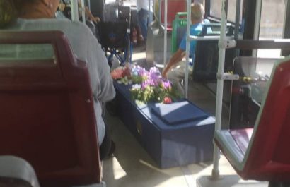 El ataúd con el cuerpo de una abuela llegó al cementerio a bordo de un bus de transporte de pasajeros.