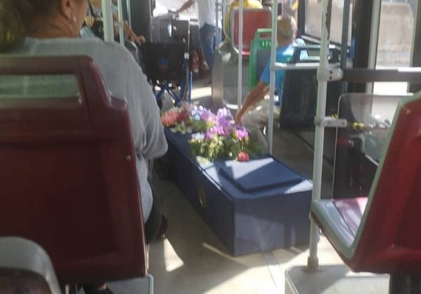 El ataúd con el cuerpo de una abuela llegó al cementerio a bordo de un bus de transporte de pasajeros.