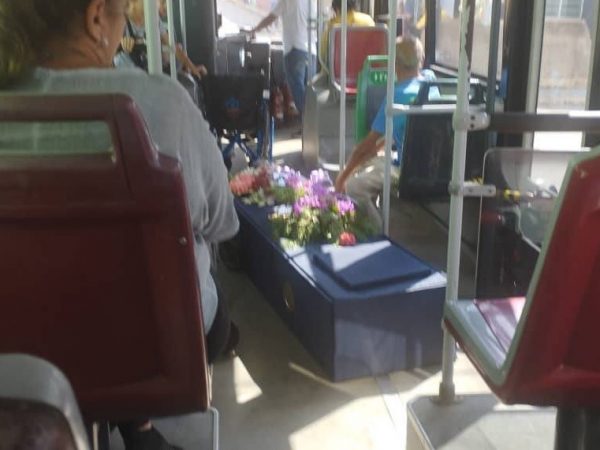 El ataúd con el cuerpo de una abuela llegó al cementerio a bordo de un bus de transporte de pasajeros.