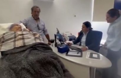 El banco español BBVA enfrenta una controversia en México tras viralizarse un video que muestra a una mujer de 96 años,