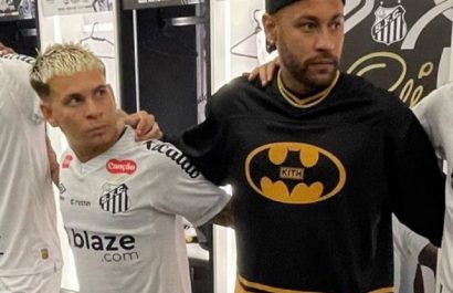 El brasileño Neymar apareció en el vestuario de Santos con la camiseta de Batman.