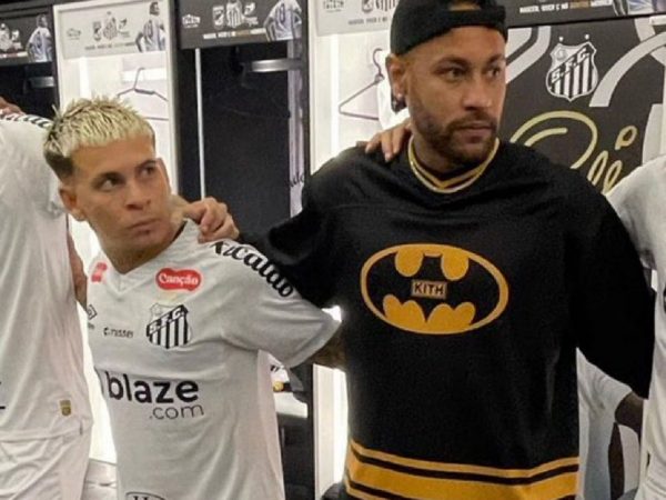 El brasileño Neymar apareció en el vestuario de Santos con la camiseta de Batman.