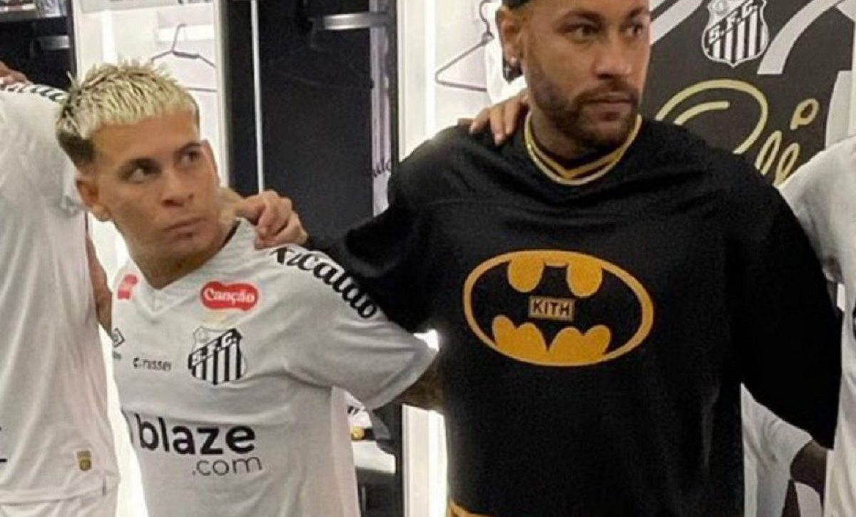 El brasileño Neymar apareció en el vestuario de Santos con la camiseta de Batman.