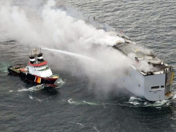 El buque carguero Morning Midas, que transportaba cerca de 3 mil automóviles quedó abandonado en el Océano Pacífico.