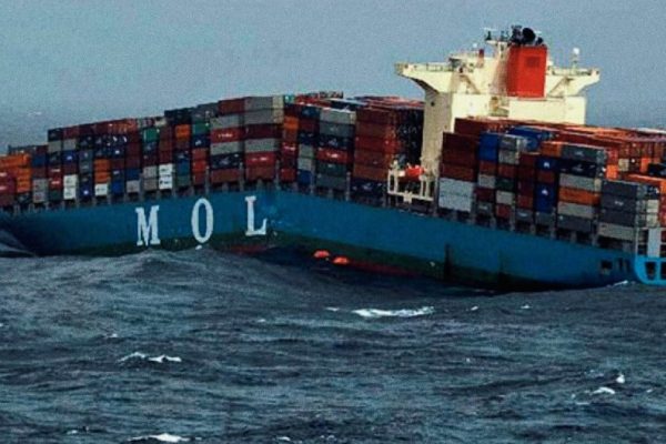 El buque portacontenedores Mol Comfort, de 316 metros de eslora, se partió en dos en el Océano Índico el 17 de junio del 2013