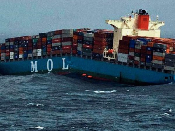 El buque portacontenedores Mol Comfort, de 316 metros de eslora, se partió en dos en el Océano Índico el 17 de junio del 2013
