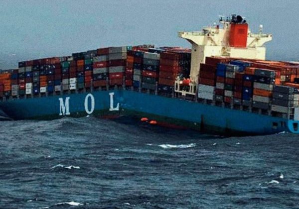 El buque portacontenedores Mol Comfort, de 316 metros de eslora, se partió en dos en el Océano Índico el 17 de junio del 2013