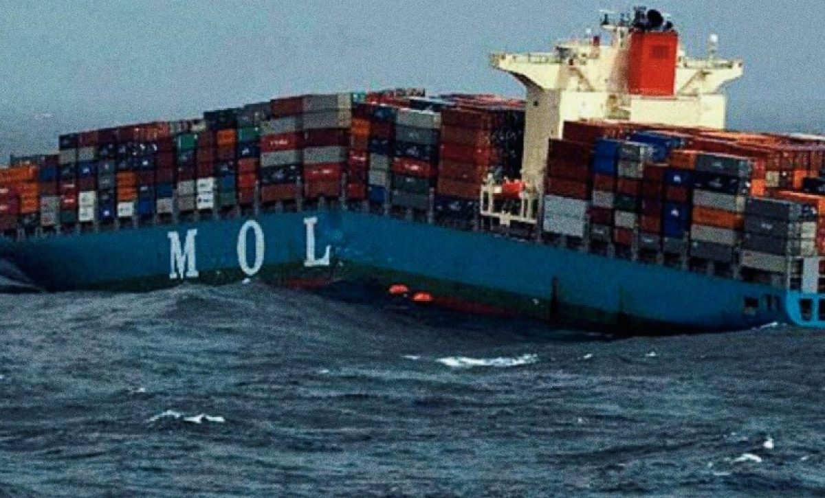 El buque portacontenedores Mol Comfort, de 316 metros de eslora, se partió en dos en el Océano Índico el 17 de junio del 2013