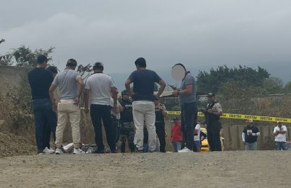 El cadáver de un hombre y que presentaba múltiples heridas de bala se halló en una carretera lastrada de Montecristi, en Manabí.