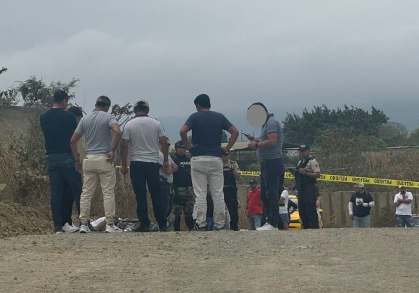 El cadáver de un hombre y que presentaba múltiples heridas de bala se halló en una carretera lastrada de Montecristi, en Manabí.