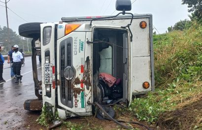 El camión que conducía Celio Pocaiza quedó volcado a un costado de la carretera.