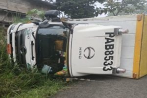El camión resultó volcado en una vía de tercer orden en Pichincha.