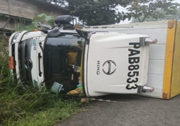 El camión resultó volcado en una vía de tercer orden en Pichincha.