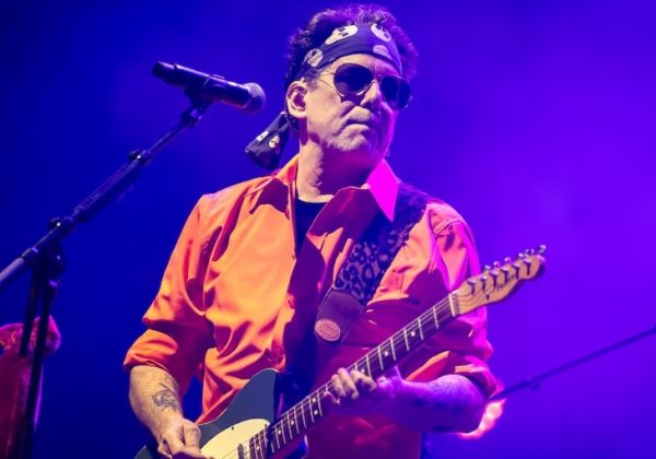 El cantante argentino Andrés Calamaro protagonizó un episodio controvertido durante su concierto en la Plaza de Toros de Cali.