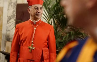El cardenal Dominique Mamberti, un experimentado diplomático vaticano de 73 años, será quien anuncie al mundo el nombre del nuevo papa.