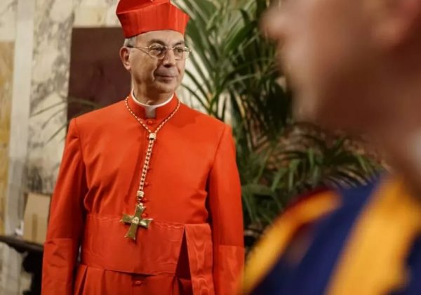 El cardenal Dominique Mamberti, un experimentado diplomático vaticano de 73 años, será quien anuncie al mundo el nombre del nuevo papa.