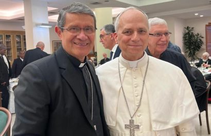 El cardenal Luis Cabrera celebra la elección del papa León XIV y destaca su humildad