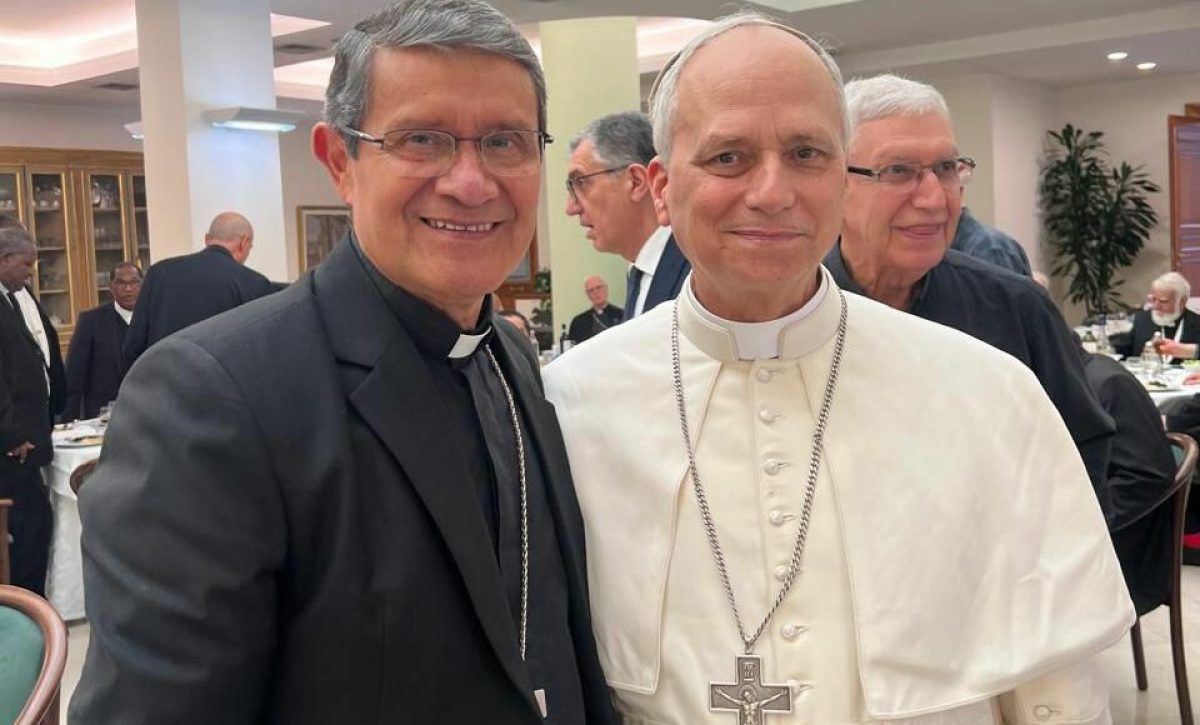 El cardenal Luis Cabrera celebra la elección del papa León XIV y destaca su humildad