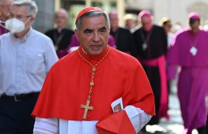 El cardenal italiano Angelo Becciu, de 76 años, no participará en el cónclave para elegir al nuevo Papa.