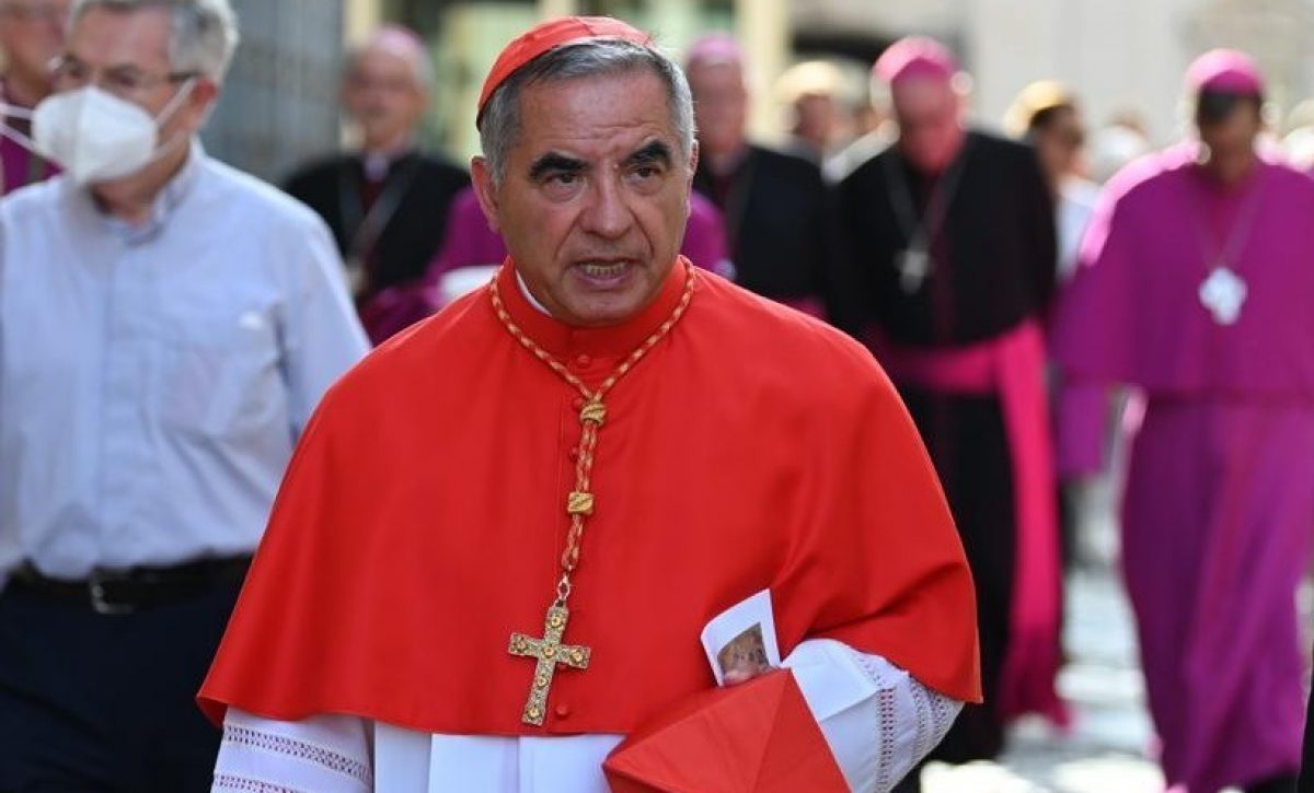 El cardenal italiano Angelo Becciu, de 76 años, no participará en el cónclave para elegir al nuevo Papa.