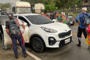 El carro en el que viajaba el secretaio de la Fiscalía quedó con varios orificios de proyectiles.