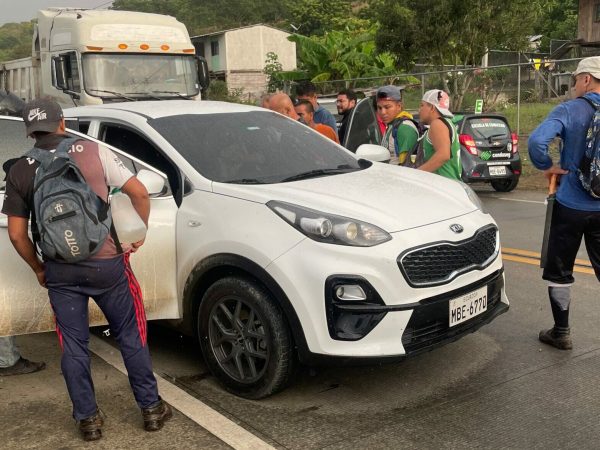 El carro en el que viajaba el secretaio de la Fiscalía quedó con varios orificios de proyectiles.