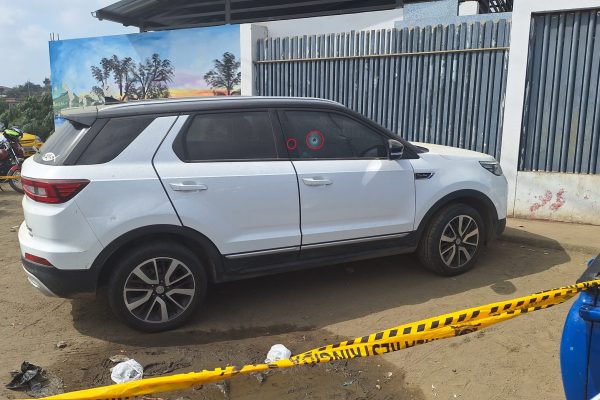 El carro estaba estacionado fuera de una institución educativa. Junto a él dejaron un panfleto.