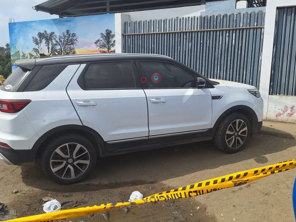 El carro estaba estacionado fuera de una institución educativa. Junto a él dejaron un panfleto.