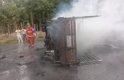 El carro que se incineró después de volcarse y que ocasionó que tres comerciantes resultaran quemados.