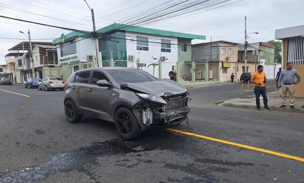 El carro resultó con cuantiosos daños en la parte frontal producto del impacto con la moto.