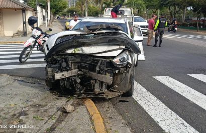 El carro resultó con daños sin cuantificar en la parte frontal por lo que fue llevado en una grúa.