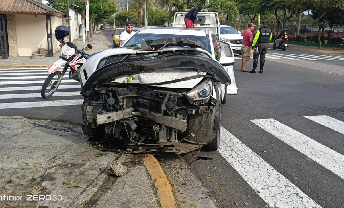 El carro resultó con daños sin cuantificar en la parte frontal por lo que fue llevado en una grúa.