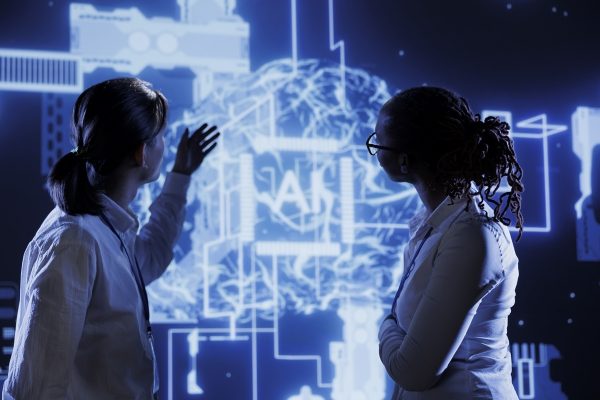 El cerebro responde distinto al conversar con una IA que con otro ser humano, según neuróloga