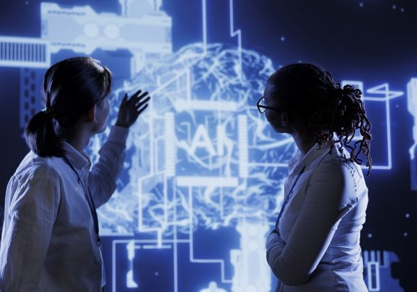 El cerebro responde distinto al conversar con una IA que con otro ser humano, según neuróloga