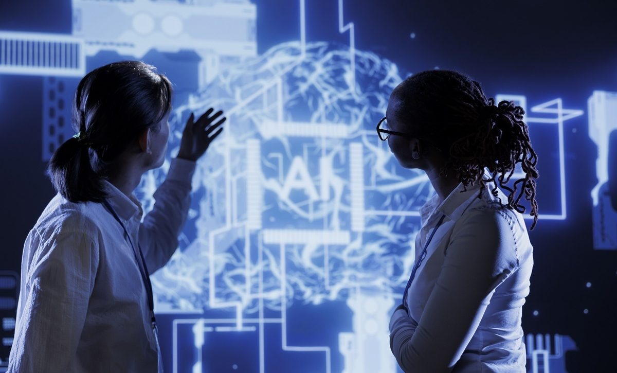 El cerebro responde distinto al conversar con una IA que con otro ser humano, según neuróloga