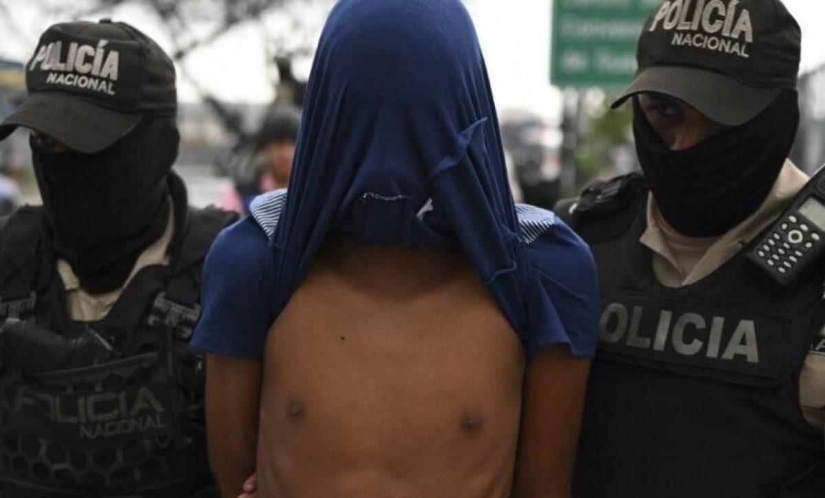 El chofer de un bus se vistió de 'héroe criollo' al salvar a una menor de un posible abuso sexual, en Morona, en el Oriente ecuatoriano.