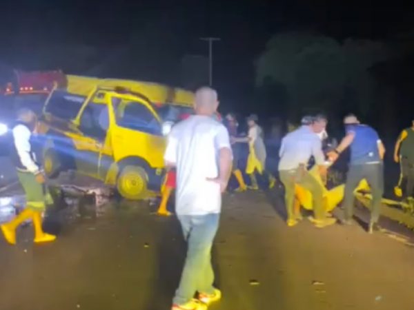 El choque frontal entre una furgoneta y una camioneta doble cabina dejó un saldo de cinco personas fallecidas y una herida.