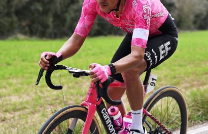 El ciclista Richard Carapaz se alista para el Giro 2025.