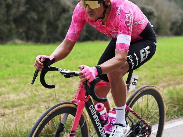 El ciclista Richard Carapaz se alista para el Giro 2025.