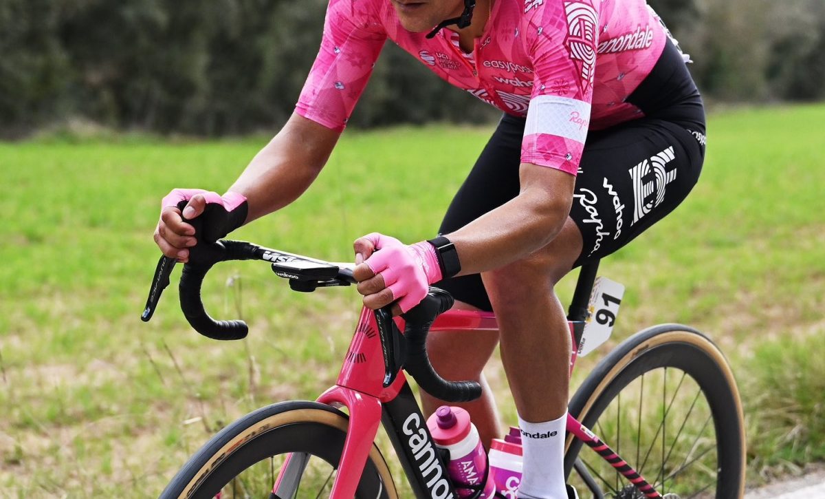 El ciclista Richard Carapaz se alista para el Giro 2025.