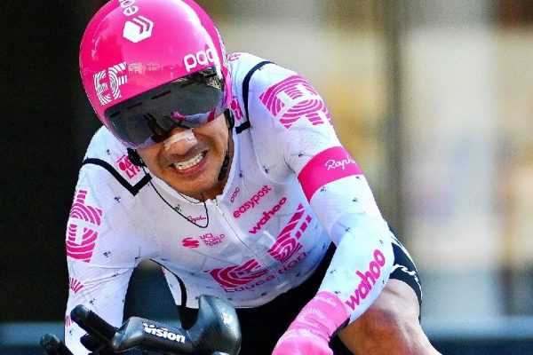 El ciclista ecuatoriano Richard Carapaz descendió de la cuarta a la novena posición en la clasificación general del Giro de Italia 2025.