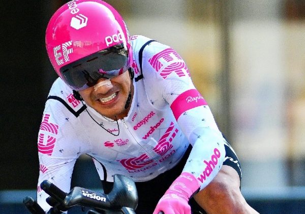El ciclista ecuatoriano Richard Carapaz descendió de la cuarta a la novena posición en la clasificación general del Giro de Italia 2025.