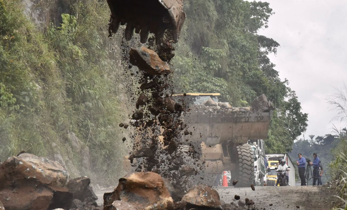 El cierre del kilómetro 83 fue postergado por la Prefectura de Santo Domingo para evitar afectaciones al transporte pesado.