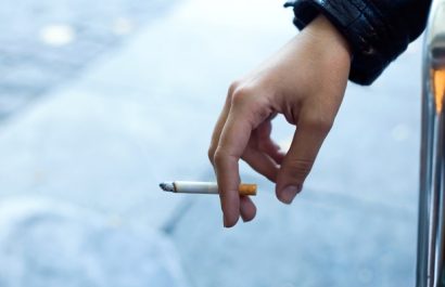 El cigarrillo contiene más de 7.000 sustancias químicas, 70 de ellas cancerígenas, como nicotina, alquitrán y benceno, que dañan casi todos los órganos del cuerpo.