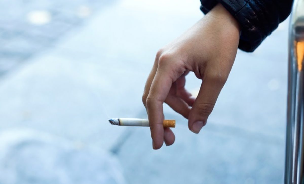 El cigarrillo contiene más de 7.000 sustancias químicas, 70 de ellas cancerígenas, como nicotina, alquitrán y benceno, que dañan casi todos los órganos del cuerpo.